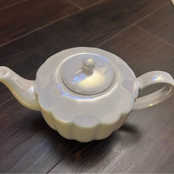 Shell Opal Cream Teapot - Picture 2 of 10